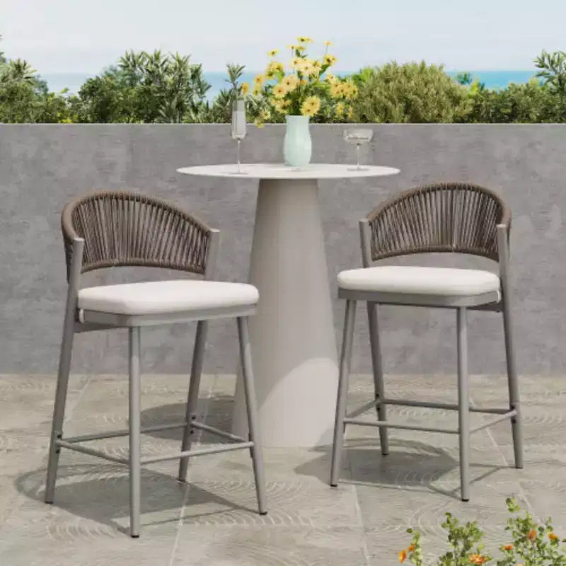 Sgabelli da bancone da esterno da 26 pollici, set da 2, schienale in rattan PE e alluminio, sgabelli da bar per patio con finitura acero