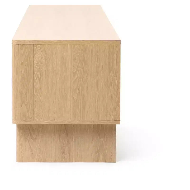 Mobile TV moderno LuxenHome 59 con 3 ante, frontale intagliato geometricamente, legno chiaro, legno multistrato marrone