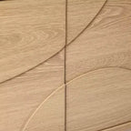 Mobile TV moderno LuxenHome 59 con 3 ante, frontale intagliato geometricamente, legno chiaro, legno multistrato marrone
