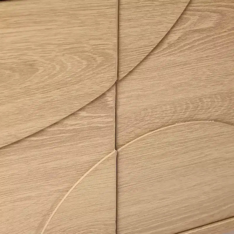 Mobile TV moderno LuxenHome 59 con 3 ante, frontale intagliato geometricamente, legno chiaro, legno multistrato marrone
