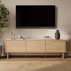 Mobile TV moderno LuxenHome 59 con 3 ante, frontale intagliato geometricamente, legno chiaro, legno multistrato marrone