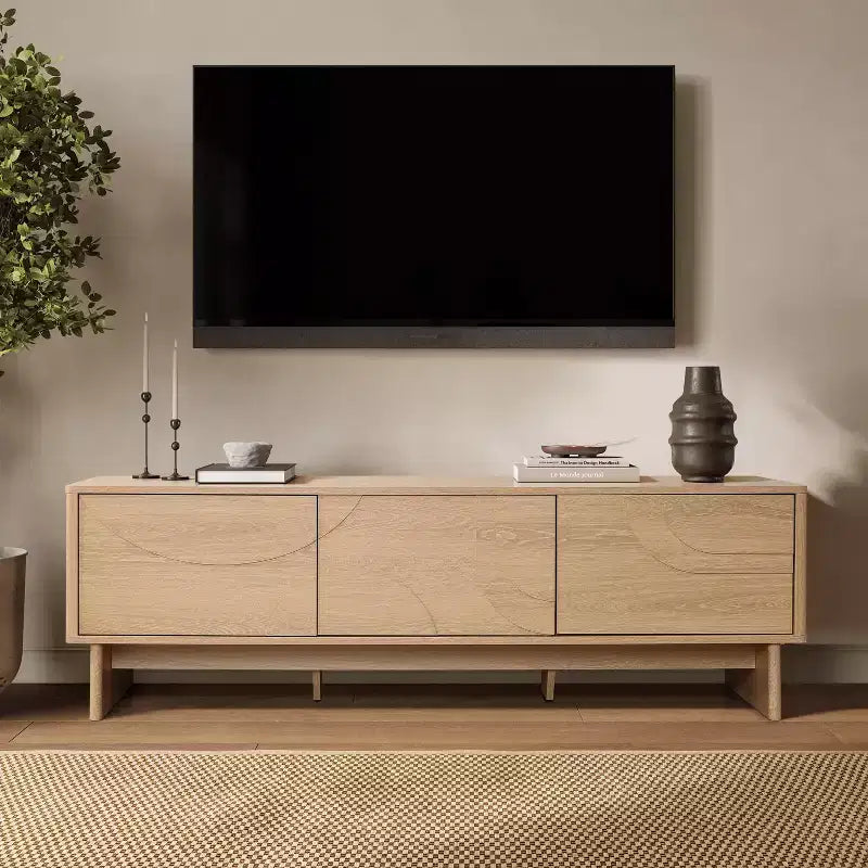 Mobile TV moderno LuxenHome 59 con 3 ante, frontale intagliato geometricamente, legno chiaro, legno multistrato marrone