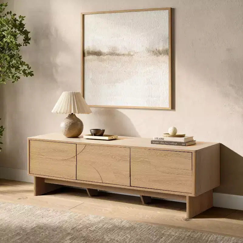 Mobile TV moderno LuxenHome 59 con 3 ante, frontale intagliato geometricamente, legno chiaro, legno multistrato marrone