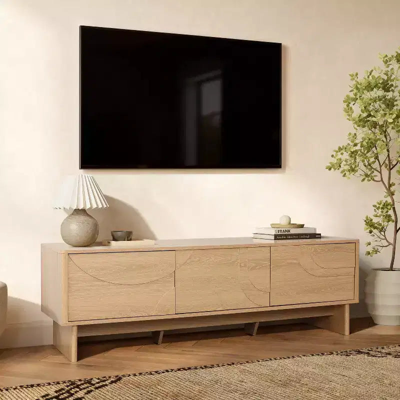 Mobile TV moderno LuxenHome 59 con 3 ante, frontale intagliato geometricamente, legno chiaro, legno multistrato marrone