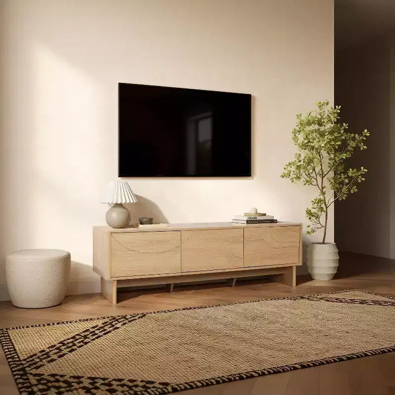 Mobile TV moderno LuxenHome 59 con 3 ante, frontale intagliato geometricamente, legno chiaro, legno multistrato marrone