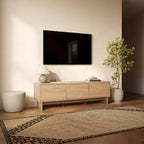 Mobile TV moderno LuxenHome 59 con 3 ante, frontale intagliato geometricamente, legno chiaro, legno multistrato marrone