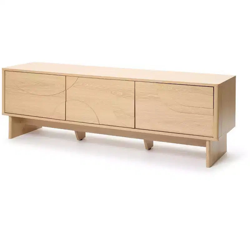 Mobile TV moderno LuxenHome 59 con 3 ante, frontale intagliato geometricamente, legno chiaro, legno multistrato marrone