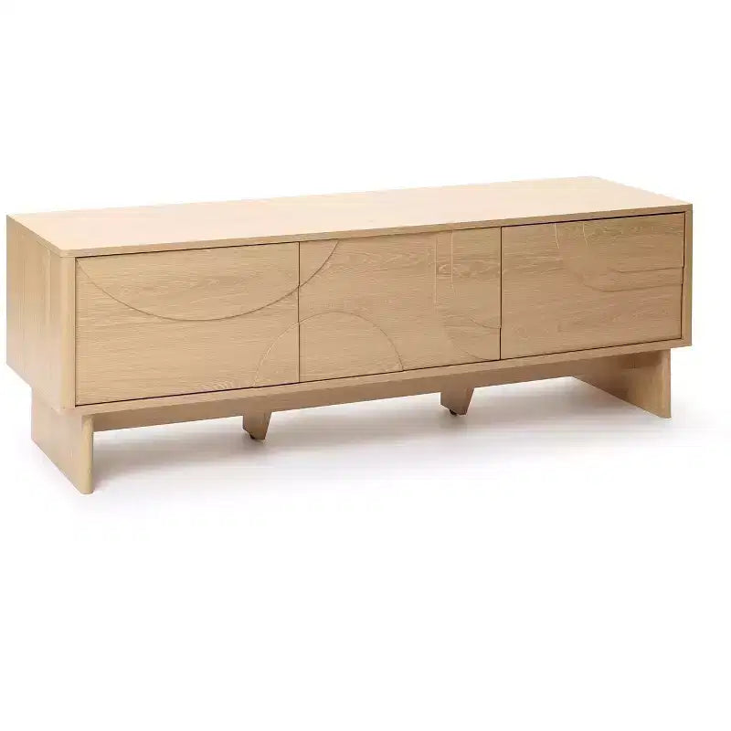 Mobile TV moderno LuxenHome 59 con 3 ante, frontale intagliato geometricamente, legno chiaro, legno multistrato marrone