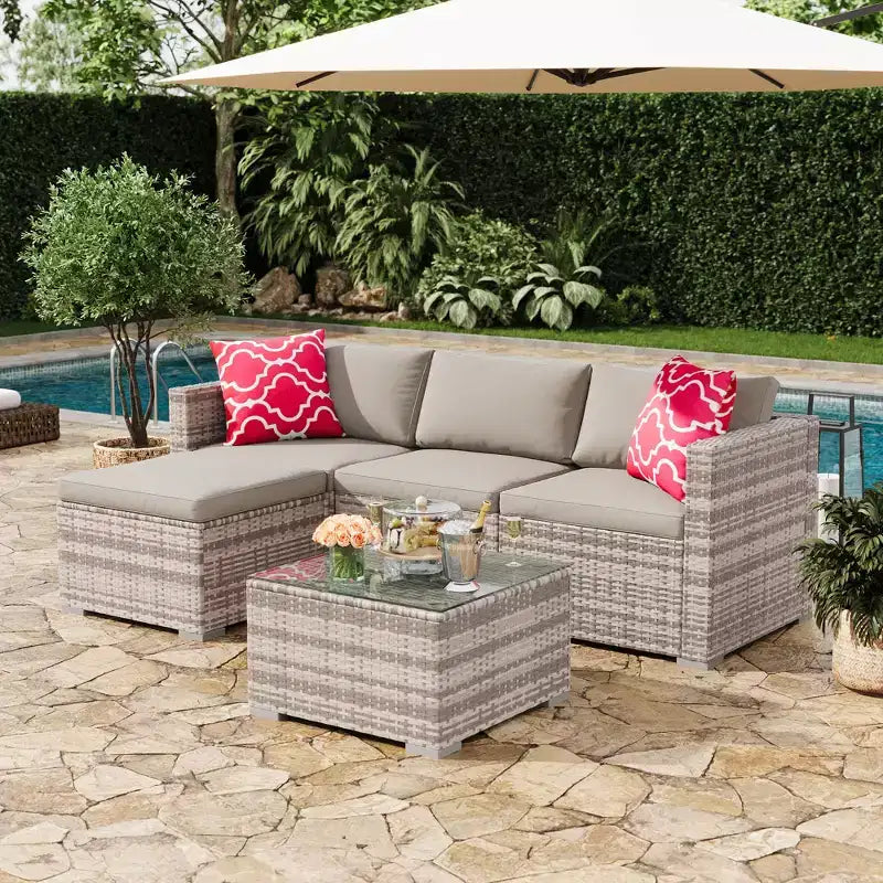 Set di divani a sezione da esterno in rattan PE a 5 pezzi, resistente a tutte le stagioni con tavolino in vetro e cuscino lavabile per cortile, ponte piscina