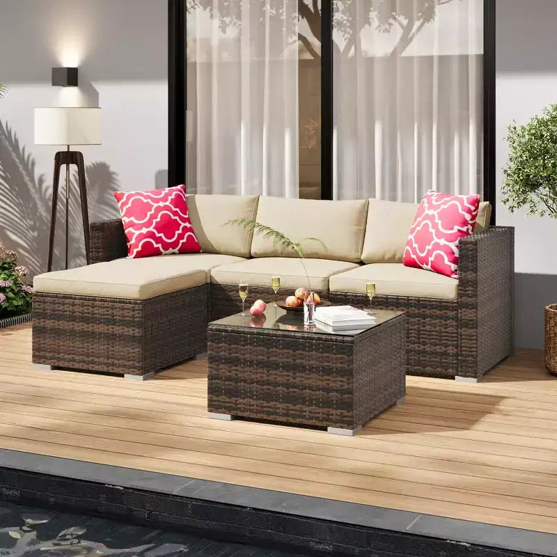Set di divani a sezione da esterno in rattan PE a 5 pezzi, resistente a tutte le stagioni con tavolino in vetro e cuscino lavabile per cortile, ponte piscina