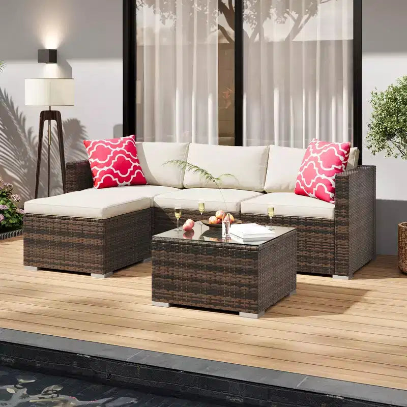 Set di divani a sezione da esterno in rattan PE a 5 pezzi, resistente a tutte le stagioni con tavolino in vetro e cuscino lavabile per cortile, ponte piscina