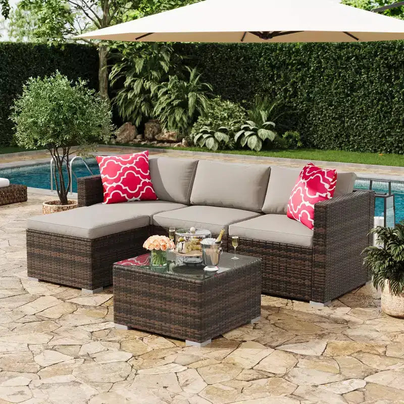 Set di divani a sezione da esterno in rattan PE a 5 pezzi, resistente a tutte le stagioni con tavolino in vetro e cuscino lavabile per cortile, ponte piscina
