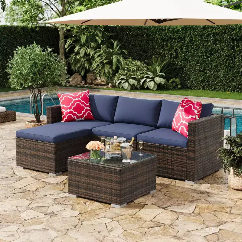 Set di divani a sezione da esterno in rattan PE a 5 pezzi, resistente a tutte le stagioni con tavolino in vetro e cuscino lavabile per cortile, ponte piscina