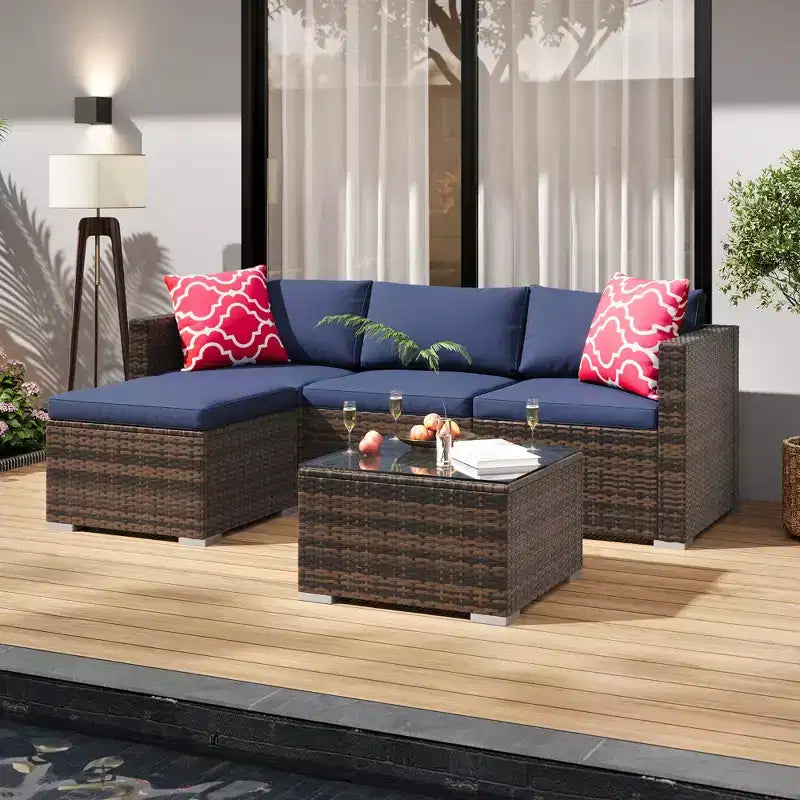Set di divani a sezione da esterno in rattan PE a 5 pezzi, resistente a tutte le stagioni con tavolino in vetro e cuscino lavabile per cortile, ponte piscina