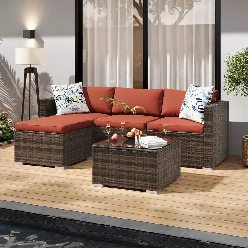 Set di divani a sezione da esterno in rattan PE a 5 pezzi, resistente a tutte le stagioni con tavolino in vetro e cuscino lavabile per cortile, ponte piscina