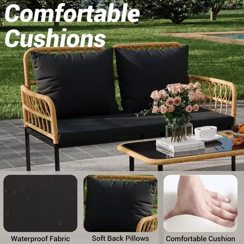 Set da esterno in 4 pezzi stile Boho - Divanetto in rattan sintetico per tutte le stagioni, Robusta struttura in metallo, Tavolino in vetro e Cuscini spessi