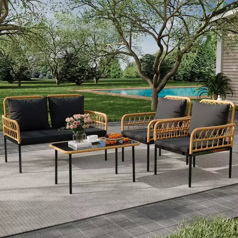 Set da esterno in 4 pezzi stile Boho - Divanetto in rattan sintetico per tutte le stagioni, Robusta struttura in metallo, Tavolino in vetro e Cuscini spessi