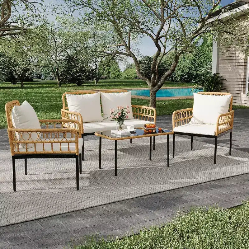 Set da esterno in 4 pezzi stile Boho - Divanetto in rattan sintetico per tutte le stagioni, Robusta struttura in metallo, Tavolino in vetro e Cuscini spessi