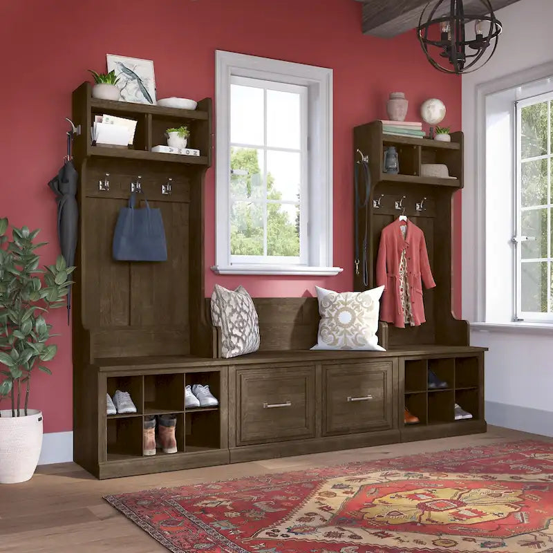 Mobile appendiabiti Woodland Hall e panca porta scarpe con ante di Bush Furniture