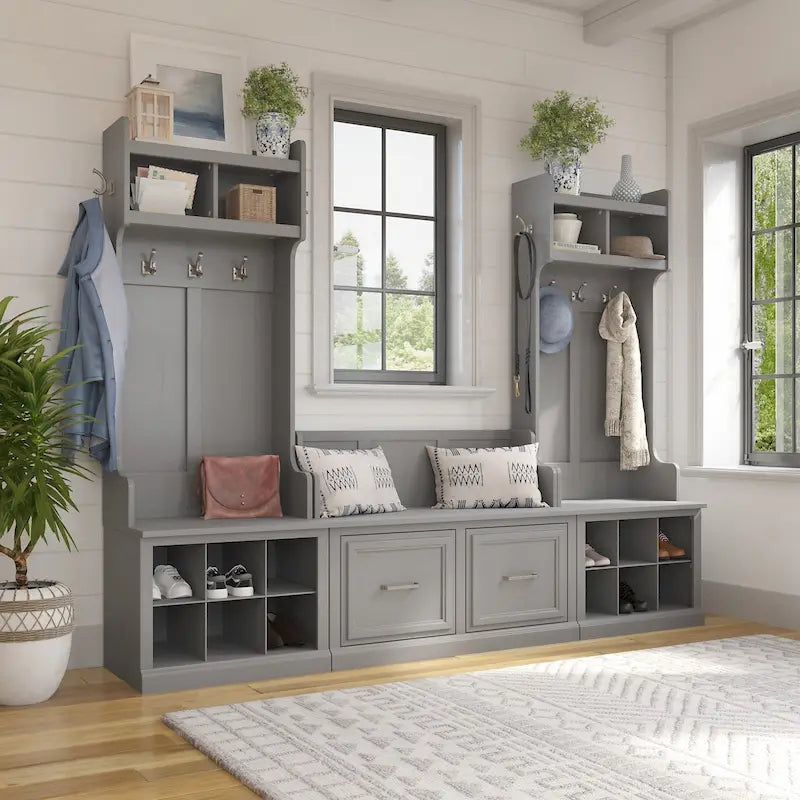 Mobile appendiabiti Woodland Hall e panca porta scarpe con ante di Bush Furniture