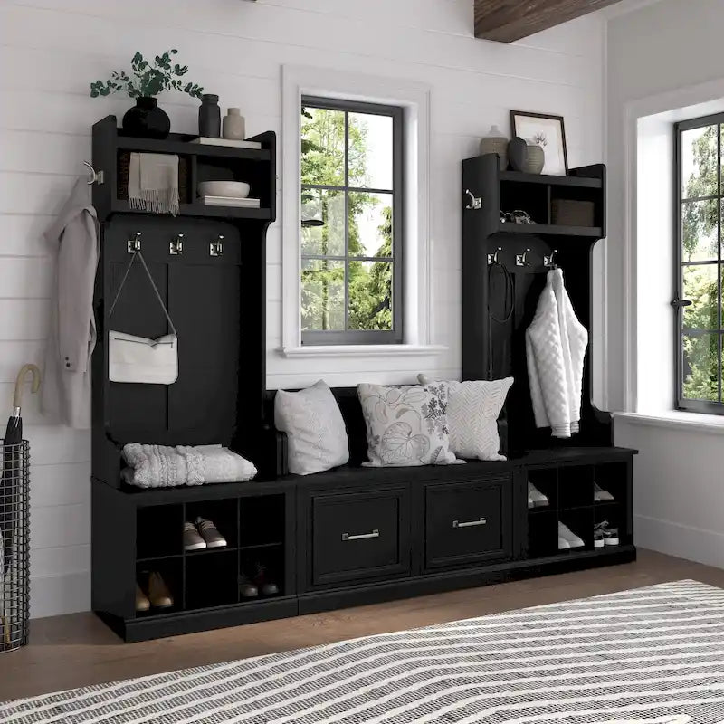 Mobile appendiabiti Woodland Hall e panca porta scarpe con ante di Bush Furniture