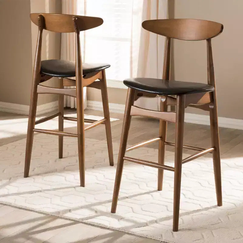 Set di 2 sgabelli da bar Flora in legno massello con finitura noce stile moderno di metà secolo, rivestimento nero – Baxton Studio: similpelle, schienale curvo, altezza fissa
