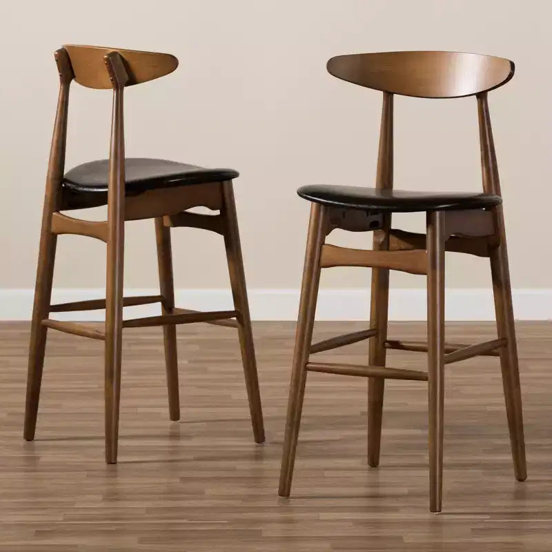 Set di 2 sgabelli da bar Flora in legno massello con finitura noce stile moderno di metà secolo, rivestimento nero – Baxton Studio: similpelle, schienale curvo, altezza fissa