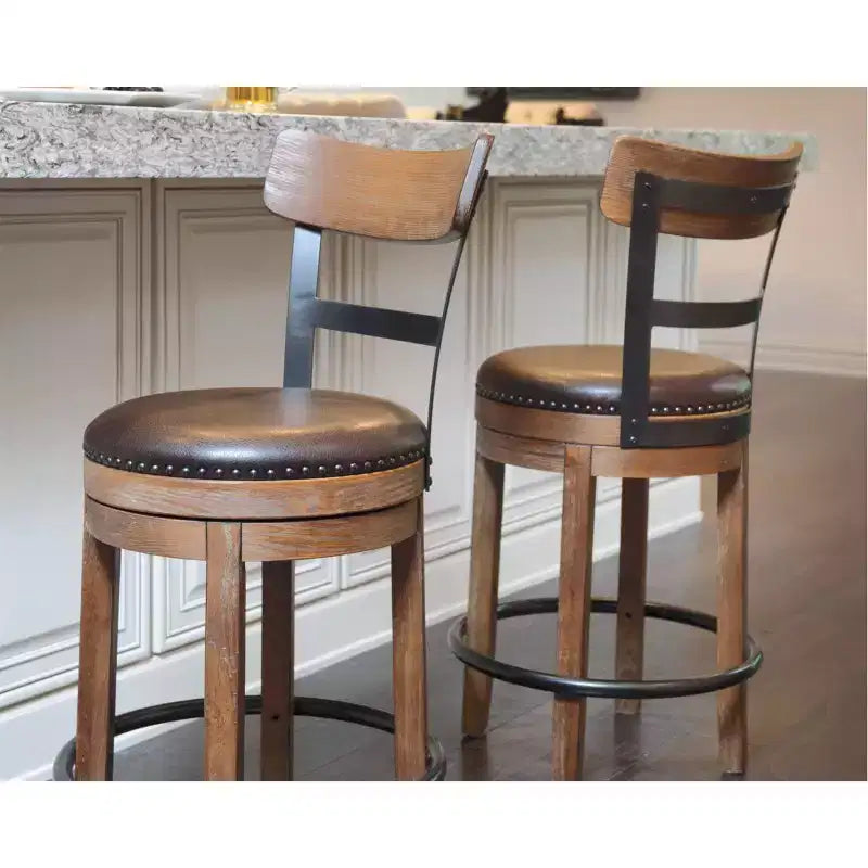 Sgabelli da bar girevoli Pinnadel Uph altezza bancone marrone chiaro - Signature Design by Ashley: similpelle, borchie decorative