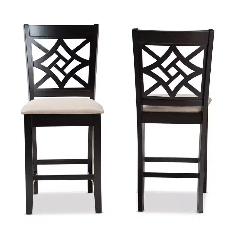 Set 2 Sgabelli da Bar Altezza Bancone Nicolette in Legno Sabbia/Marrone - Baxton Studio: Elegante Schienale Intagliato, Rivestimento in Poliestere
