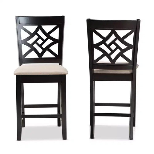 Set 2 Sgabelli da Bar Altezza Bancone Nicolette in Legno Sabbia/Marrone - Baxton Studio: Elegante Schienale Intagliato, Rivestimento in Poliestere