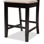 Set 2 Sgabelli da Bar Altezza Bancone Nicolette in Legno Sabbia/Marrone - Baxton Studio: Elegante Schienale Intagliato, Rivestimento in Poliestere