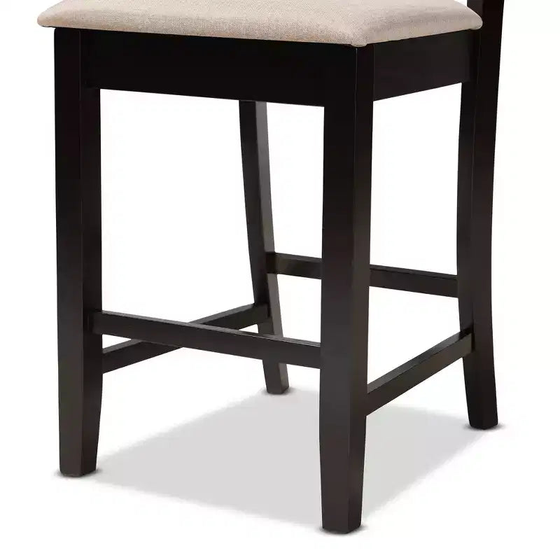 Set 2 Sgabelli da Bar Altezza Bancone Nicolette in Legno Sabbia/Marrone - Baxton Studio: Elegante Schienale Intagliato, Rivestimento in Poliestere