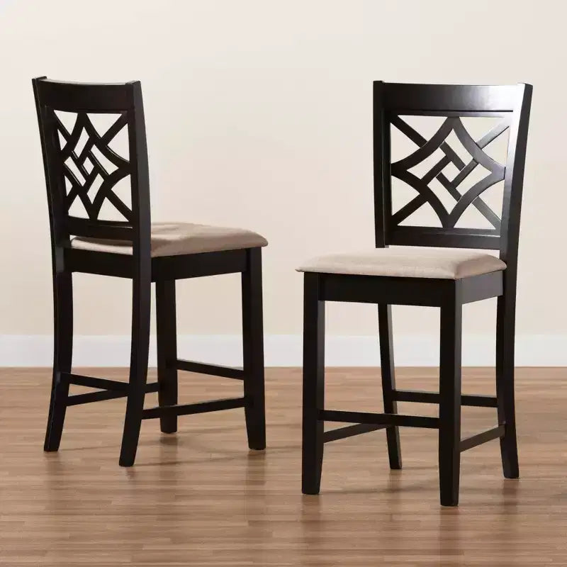 Set 2 Sgabelli da Bar Altezza Bancone Nicolette in Legno Sabbia/Marrone - Baxton Studio: Elegante Schienale Intagliato, Rivestimento in Poliestere