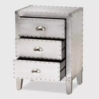 Comodino a 3 cassetti Claude Metal Silver - Baxton Studio: Ispirazione Vintage, Dettagli con Rivetti, Completamente Assemblato