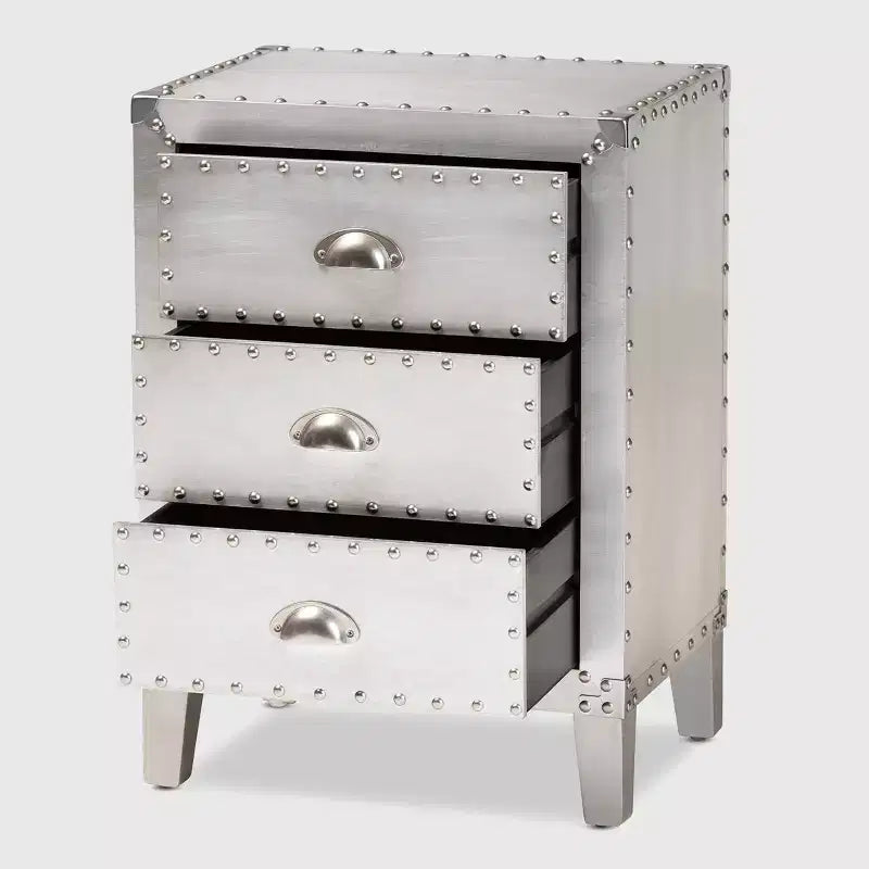 Comodino a 3 cassetti Claude Metal Silver - Baxton Studio: Ispirazione Vintage, Dettagli con Rivetti, Completamente Assemblato
