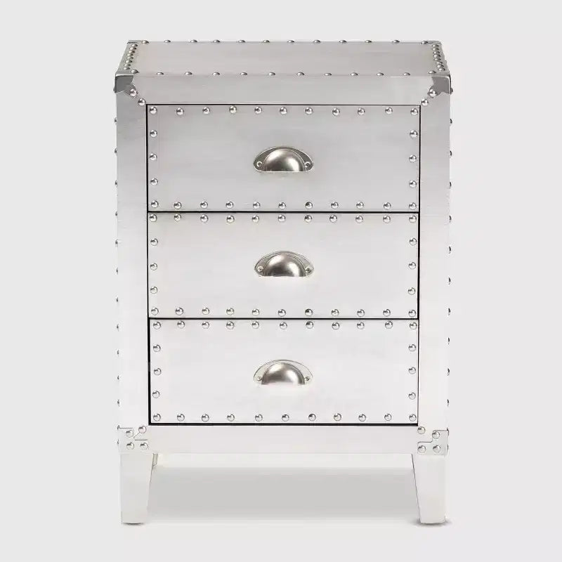 Comodino a 3 cassetti Claude Metal Silver - Baxton Studio: Ispirazione Vintage, Dettagli con Rivetti, Completamente Assemblato