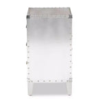 Comodino a 3 cassetti Claude Metal Silver - Baxton Studio: Ispirazione Vintage, Dettagli con Rivetti, Completamente Assemblato