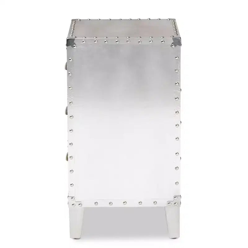 Comodino a 3 cassetti Claude Metal Silver - Baxton Studio: Ispirazione Vintage, Dettagli con Rivetti, Completamente Assemblato
