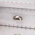 Comodino a 3 cassetti Claude Metal Silver - Baxton Studio: Ispirazione Vintage, Dettagli con Rivetti, Completamente Assemblato