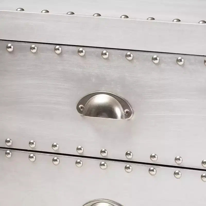 Comodino a 3 cassetti Claude Metal Silver - Baxton Studio: Ispirazione Vintage, Dettagli con Rivetti, Completamente Assemblato