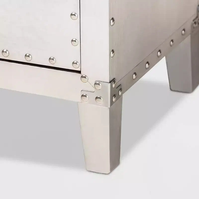 Comodino a 3 cassetti Claude Metal Silver - Baxton Studio: Ispirazione Vintage, Dettagli con Rivetti, Completamente Assemblato
