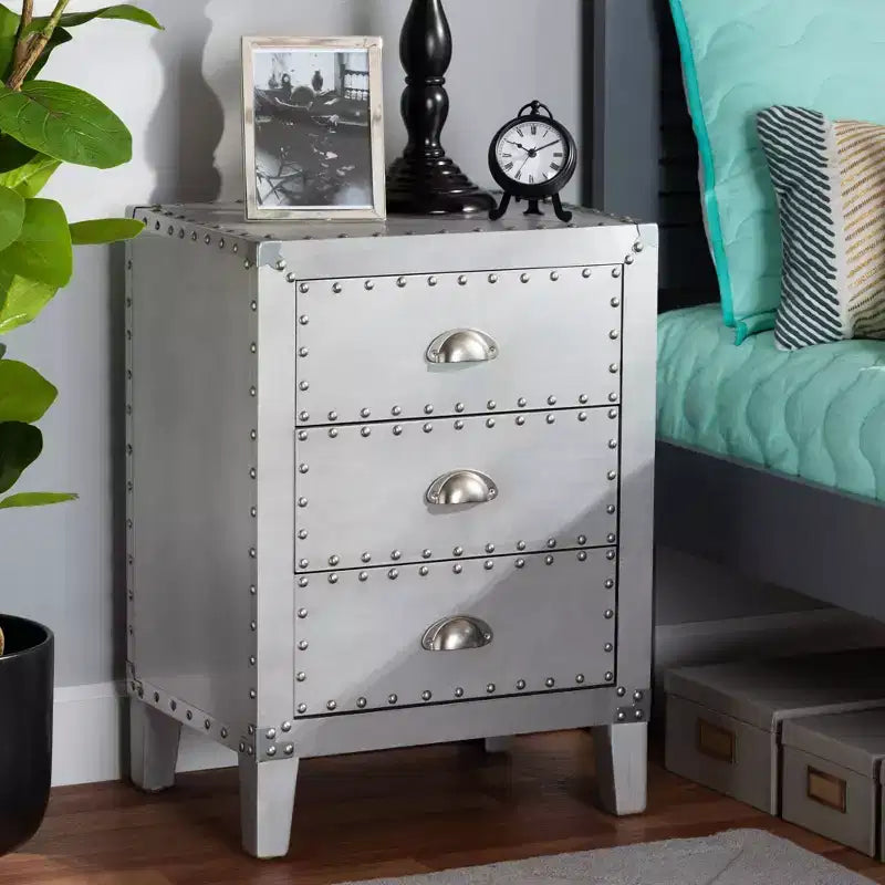 Comodino a 3 cassetti Claude Metal Silver - Baxton Studio: Ispirazione Vintage, Dettagli con Rivetti, Completamente Assemblato