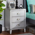 Comodino a 3 cassetti Claude Metal Silver - Baxton Studio: Ispirazione Vintage, Dettagli con Rivetti, Completamente Assemblato