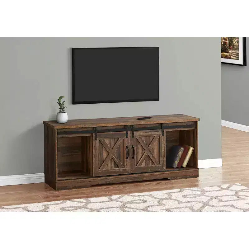 Mobile TV effetto legno di recupero per televisori fino a 60" con ante scorrevoli stile fienile marrone - EveryRoom: Consolle multimediale moderno-rustica