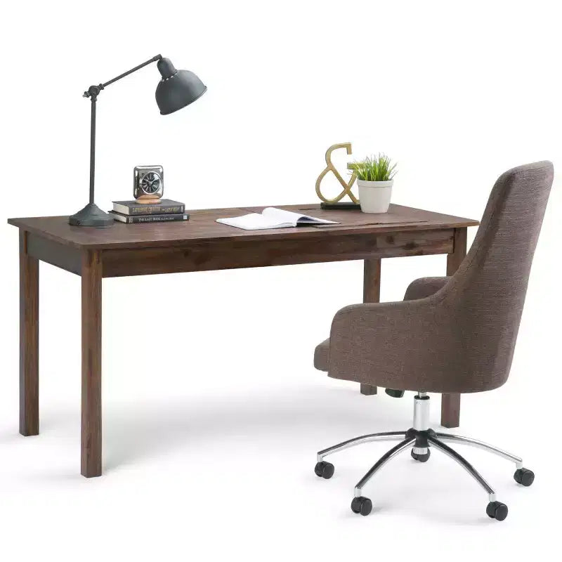 Scrivania Garret da 60" marrone anticato - WyndenHall: acacia massiccia, presa USB, vano con ripiani