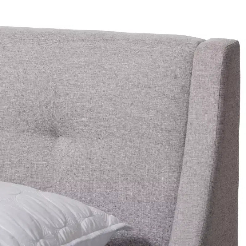 Louvain Letto a piattaforma imbottito in tessuto moderno e contemporaneo con finitura noce Grigio beige - Baxton Studio