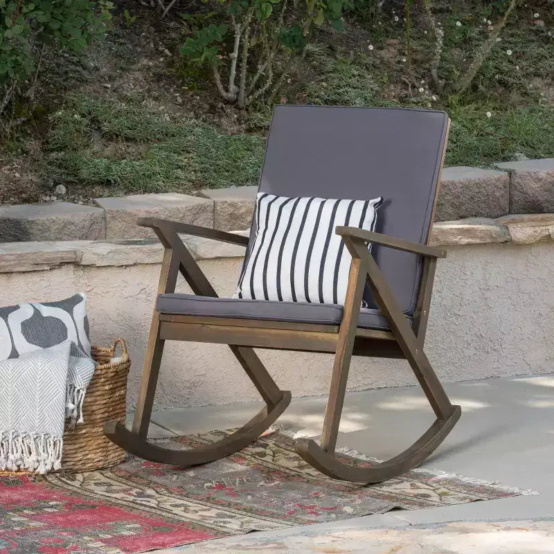 Sedia a dondolo da patio in legno di acacia Gus - Christopher Knight Home