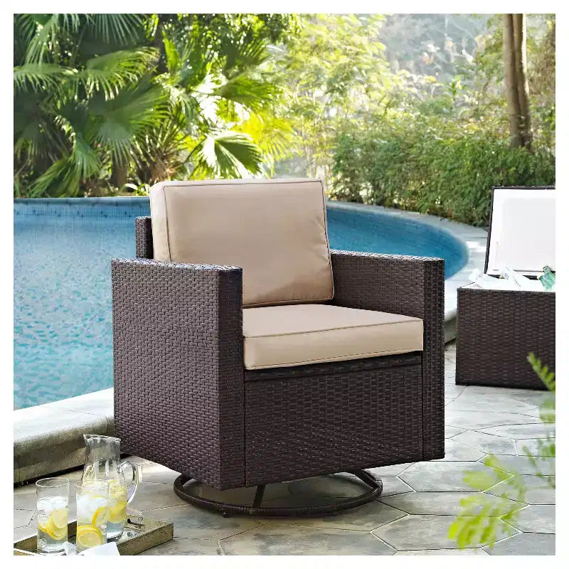 Poltrona a dondolo girevole da esterno in vimini Palm Harbor con cuscino - Marrone - Crosley