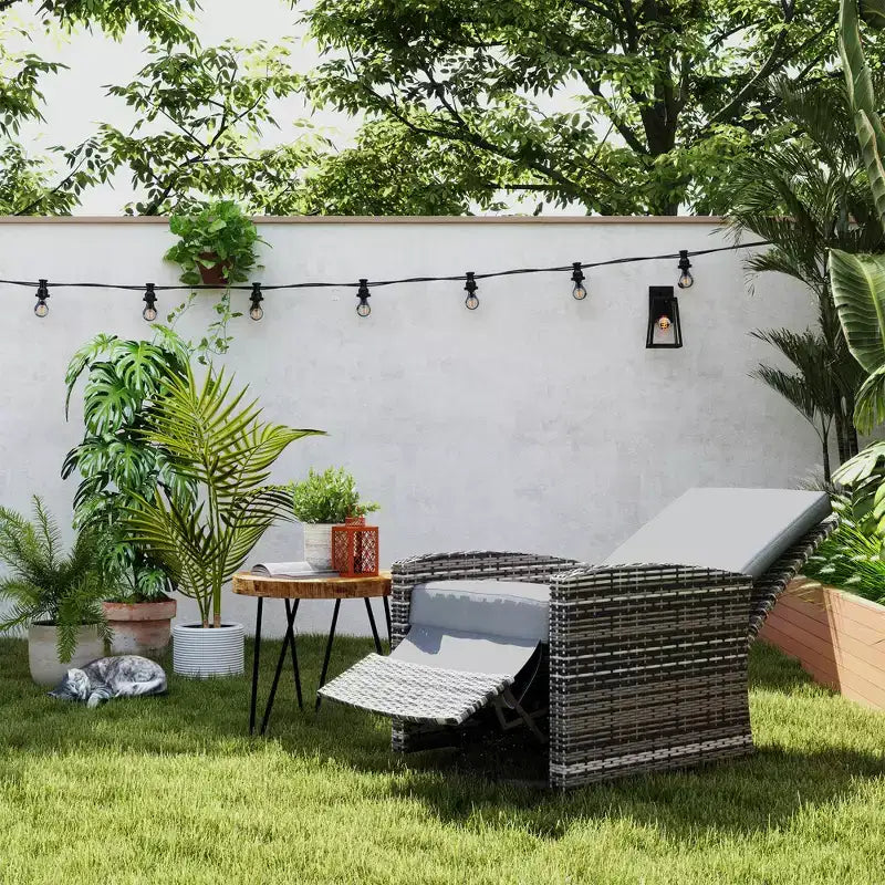 Poltrona reclinabile Outsunny Patio in rattan PE con girevole a 360°, cuscino morbido, sedia a sdraio per patio, giardino, cortile