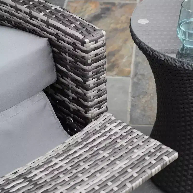 Poltrona reclinabile Outsunny Patio in rattan PE con girevole a 360°, cuscino morbido, sedia a sdraio per patio, giardino, cortile